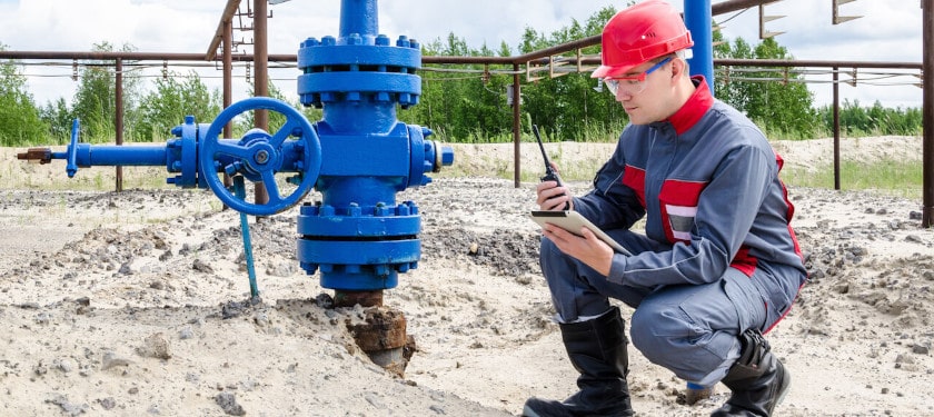 Field worker fills out a site inspection form offline while working in a remote location.